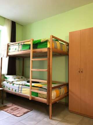 Хостелы Hostel 13 Харьков Спальное место на двухъярусной кровати в общем номере для мужчин и женщин-1