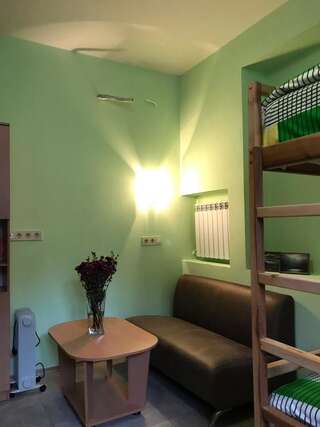 Хостелы Hostel 13 Харьков Спальное место на двухъярусной кровати в общем номере для мужчин и женщин-2